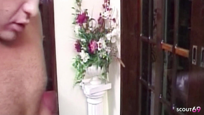 Shemale TS Collection: Shemale kurus blonde Rafaela dikongkek dubur oleh jiran