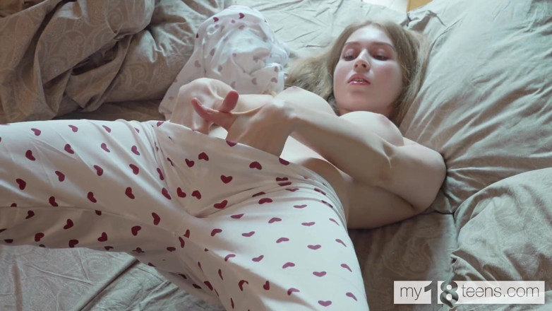 My 18 Teens: My18teens - Holka s přírodním tělem šuká svou kundičku vibrátorem