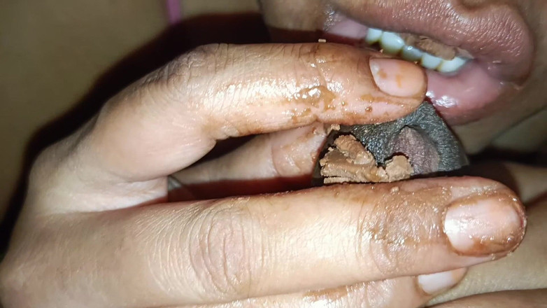 Catchybusty: Baculatá desi holka je osamělá ve svém domě