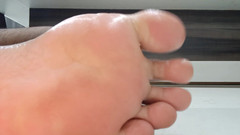 Fetish guys: Öl meine füße sanft ein - fetisch-clip # 2