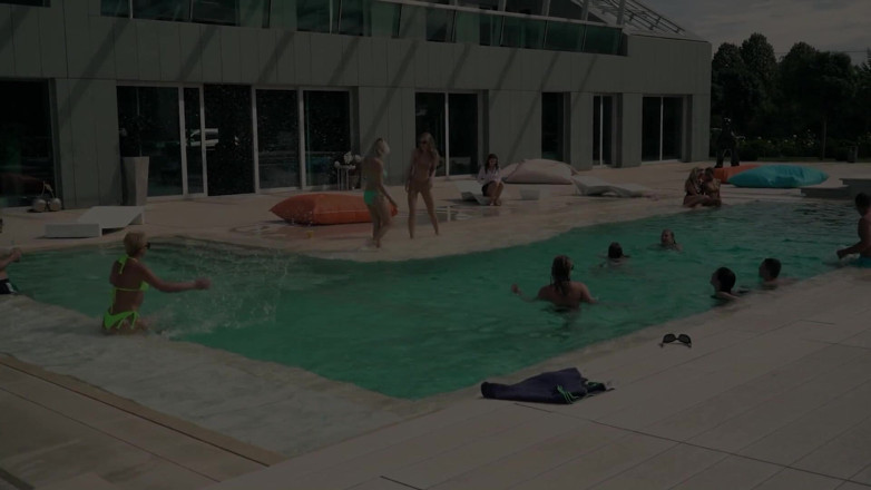 Dorcel Club: Trio seksi di klub swinger