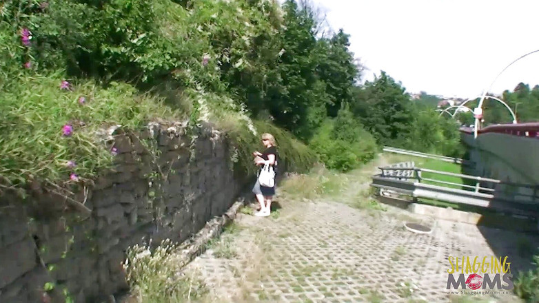 Shagging Stepmoms: Blondynka dojrzała suka na wysokich obcasach dmucha kutasa i zostaje...