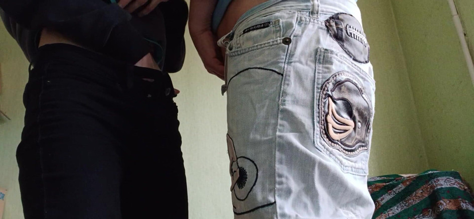 Lesbian-illusion: Две подружки мастурбируют и кончают в джинсах