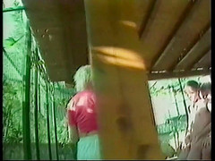 Bi All Means: Chlapci se navzájem kouří, než ošukají blondýnku