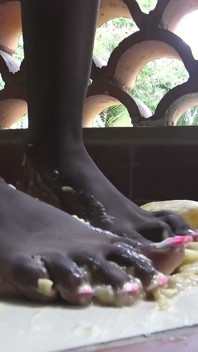 Ebony Pearl Banana Crushing