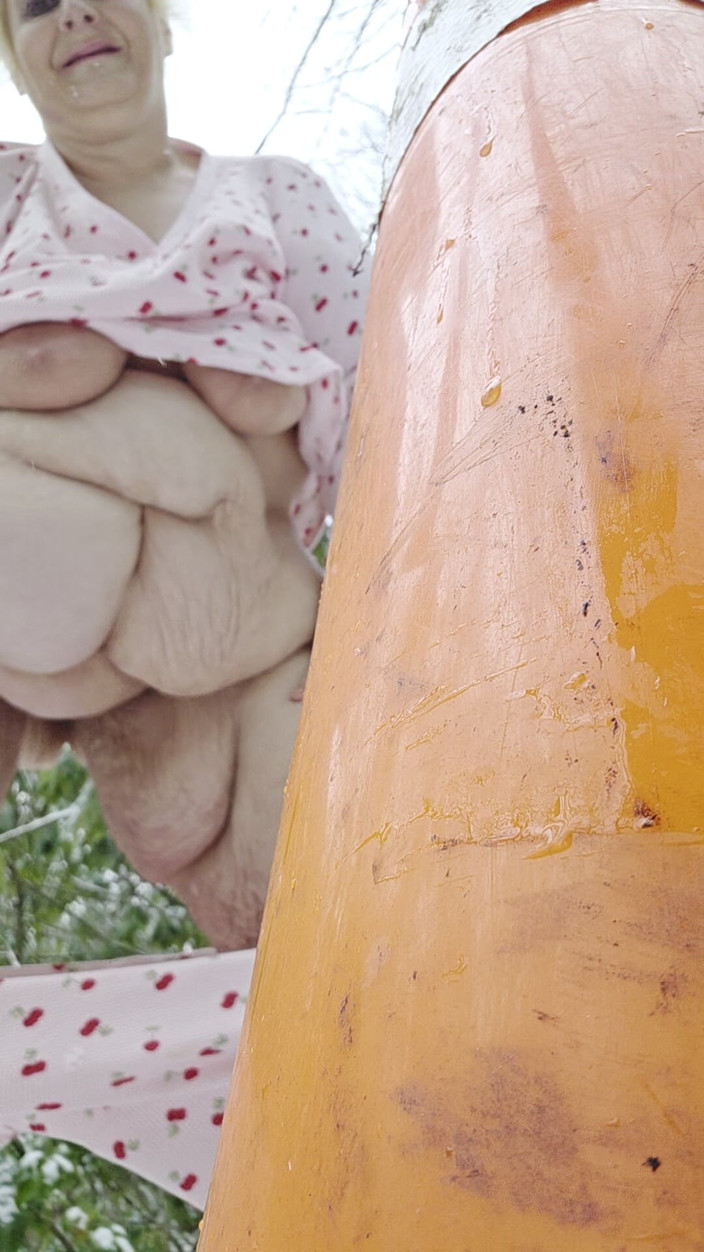 HerculesnVENUS: В снегу она не заботится в лесу голая без нижнего белья