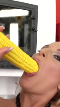 Sandy Silver est une salope qui se masturbe avec plusieurs jouets sexuels en lui faisant de nombreux orgasmes