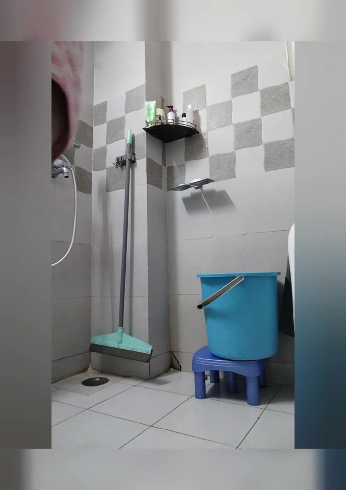 Hot Indian mommy: Indická macecha ve sprše striptýz