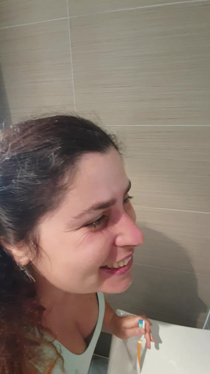 ExpressiaGirl: Stomme stiefdochter poetst haar tanden met sperma, stiefvader bedroog haar