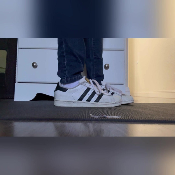 Tan feets: Mista gigantessa latina tanfeets in sneakers e calzini rimozione scarpe...