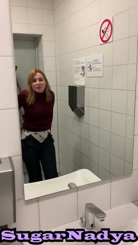 SugarNadya: Ging met SugarNadya de badkamer van het vliegveld binnen, kleedde...