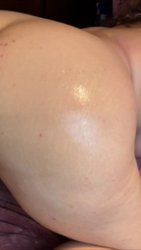 Une grosse gémit beaucoup et fait un énorme squirt !