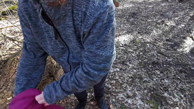 Bouncy Tits Action: Ciężary na jej sutki podczas nagiego w lesie