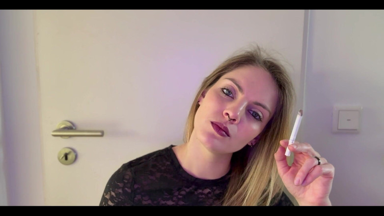 Naughty Natascha: Курение в черных кружевах крупным планом