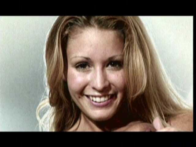 Girl on Girl: Awek seksi dalam rambut palsu berwarna-hitam mengongkek antara satu sama...