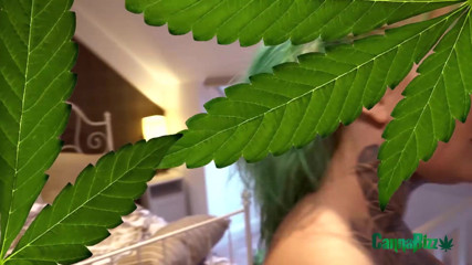 Cumbizz: 쓰리섬에서 침을 뱉는 문신과 피어싱된 미녀