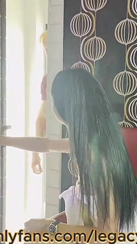 Drobna biała dominująca azjatycka Ladyboy rucha się ze swoim dużym tyłkiem dolnym chłopcem