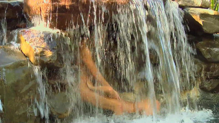 Hot Girlz: Remaja memikat berseronok berkongkek di kolam