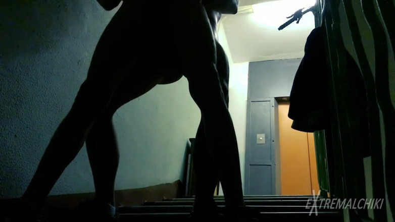 Extremalchiki: Dormitório, área comum, sexo com gêmeos