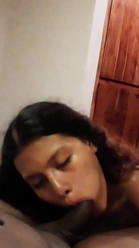 Azgın minyon yarağımı emiyor ve ağzına gelebilmem için salyasıyla dolduruyor