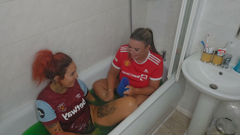Maisie Lewis: Maisie lewis aur sharaarti larki v Gunge Bath leti hai