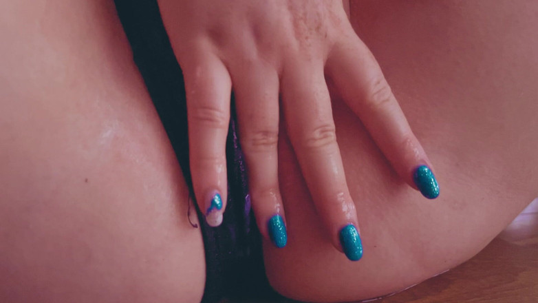 AmyHi: Cewek sange ini lagi asik muncrat di balik celana dalamnya...