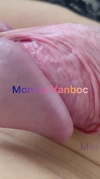 Transsexual Monisa Vanboc brincando com seu monstro grande pau branco travesti