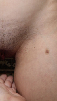 Mooie blondine met natuurlijke tieten scheert poesje! POV!