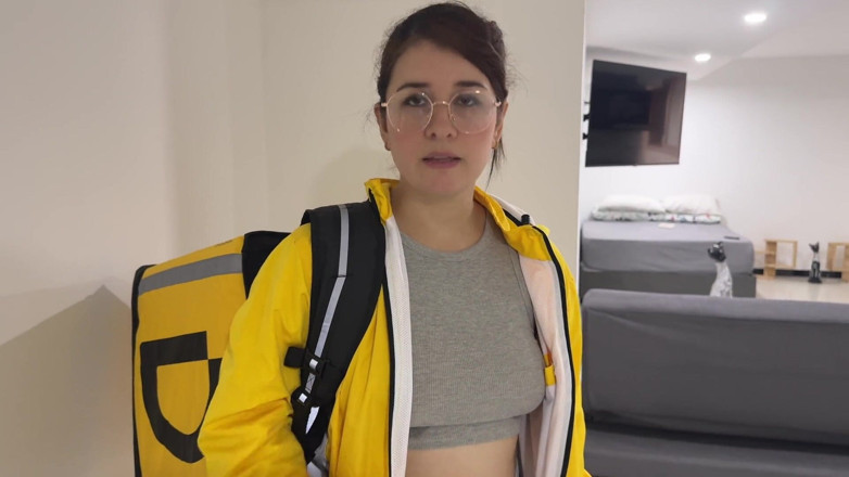 Sweetfantasy131: Entregando em casa para cliente didi sem sutiã