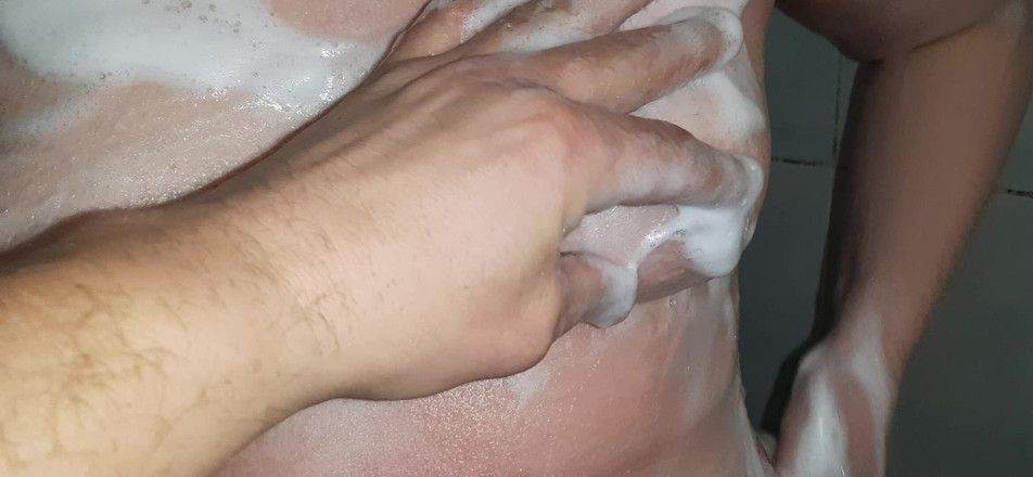 Vik_All: 我的继母正在洗澡，让我给她擦背。