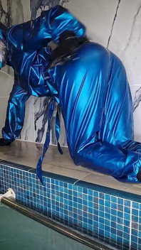 Latex lagoon: il doppio vestito segreto con la maschera completa per snorkeling