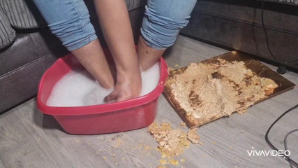 Simp to my ebony feet: pés, esmagamento de comida