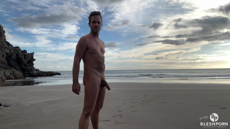 bleshporn: Tim Blesh wytrysk na zewnątrz na plaży