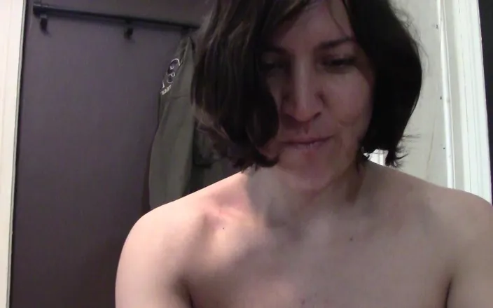 We heart Milfs: Horny Brunette Amateur Films Herself Fucking Guy