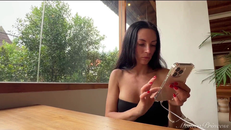 Princess Monica: Práce na notebooku, prsa blikající ve veřejném co-working prostoru