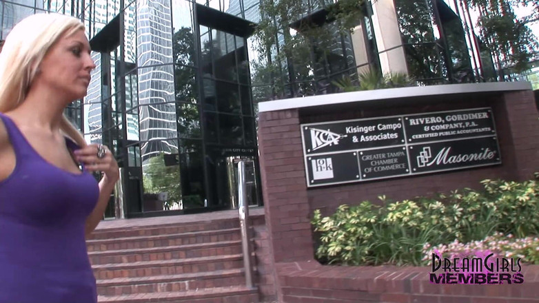 Dream Girls: ブルックリンがタンパ中心部の真ん中で裸になる