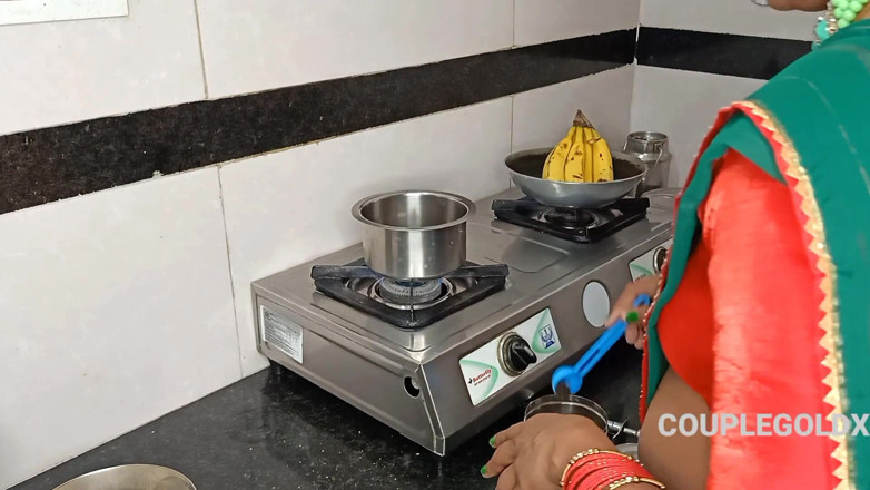 Sexy Komal: Komal ha fatto il suo latte e lo ha dato...