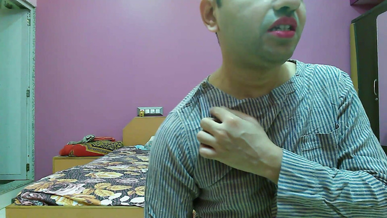 Cute & Nude Crossdresser: Travestit efeminat sexy Femboy Sweet Lollipop în bluzei fetelor și lenjerie intimă...
