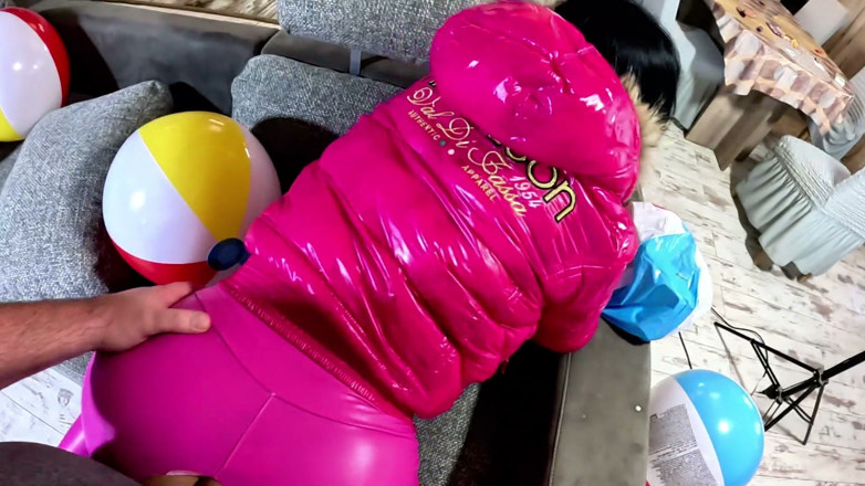 MilfyCalla: Baskın pembe delici orta yaşlı seksi kadın plaj topu fetişi....