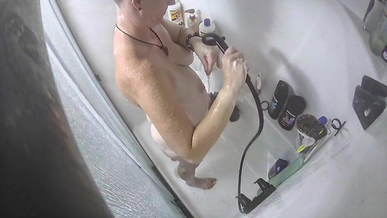 KittieNoOne: Kittie bierze prysznic