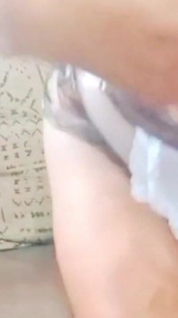 성숙한 할머니의 꽉 조이는 질 안에 거대한 딜도