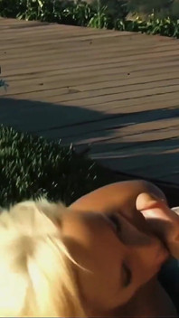 Tory Lane a Lichelle Marie se střídají při kouření a šukání prsou v dodávce, poškození venku