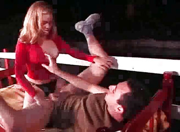 Femdom Austria: Pegging pár má strapon zábavu venku.