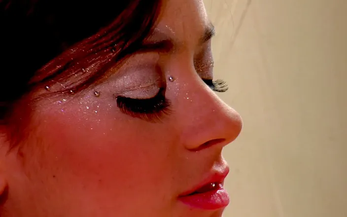 I kissed a girl and I liked it: Taylor Vixen gets her pussy eaten by a pro slut