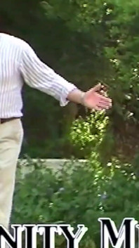 トリニティ・メックスはデカチンで老人を誘惑し、彼女の口をいっぱいにします