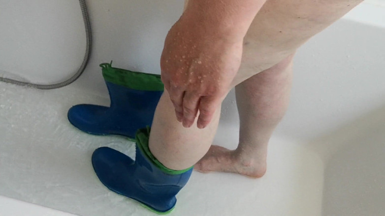 Bouncy Tits Action: Rubberboot di bak mandi