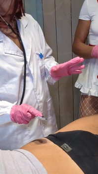 FFM Üçlü - Doktor Ve Hemşire Hasta Hastayı Boşaltıyor