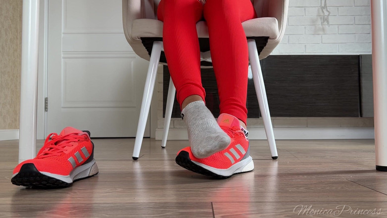 Princess Monica: Ayakkabı ve ayak masanın altında oynuyor