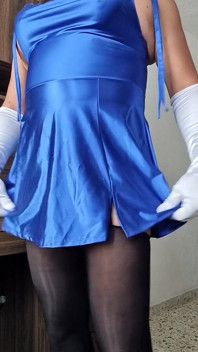 Ma nouvelle robe satinée bleue, ajustée et sexy