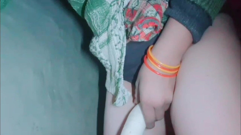 TricolorMusic3: 야채로 그녀의 욕망을 만족시키려고 애쓰는 핫한 Lavanya, 하지만 조금 흥분하자마자 팬티를 꺼내